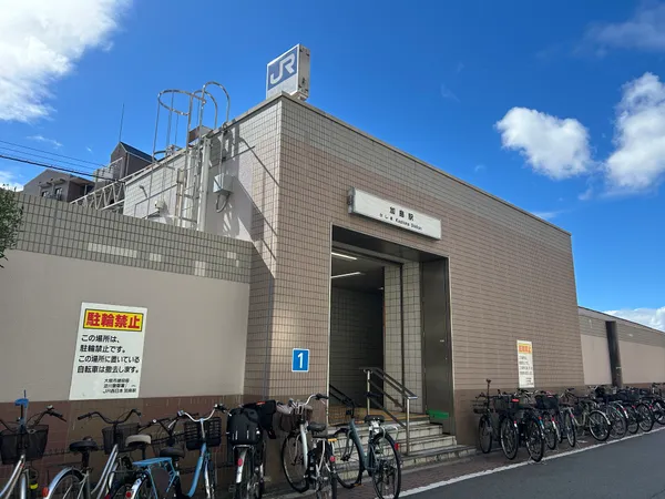 徒歩10分でございます。