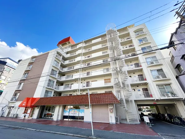 大阪メトロ御堂筋線「中津」駅　徒歩5分の立地です。