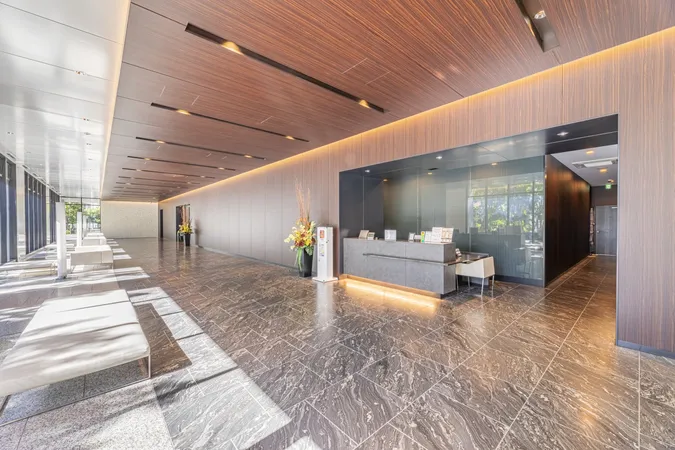 格調高い御影石貼の床や木目調のデザインウォールを採用したグランドロビー
