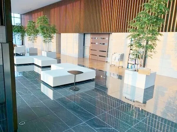 スカイラウンジ（４２階）高級感のある御影石による内装や大型ソファを配置しており、優雅な空間を味わえます。