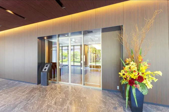 ハンズフリーキーが採用されており、荷物を抱えての通行もスムーズに行えます。