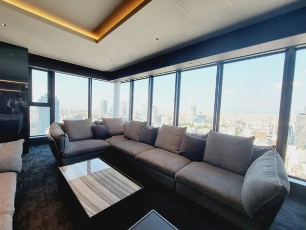 高級感のあるスカイラウンジ（32階）