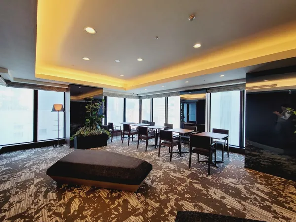 高級感のあるスカイラウンジ（32階）