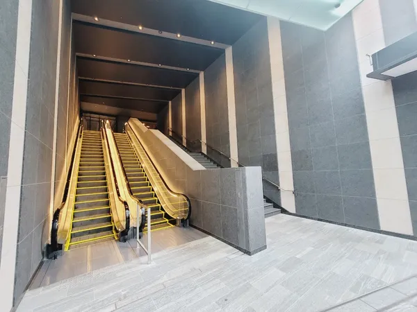 重厚感のあるメインエントランス