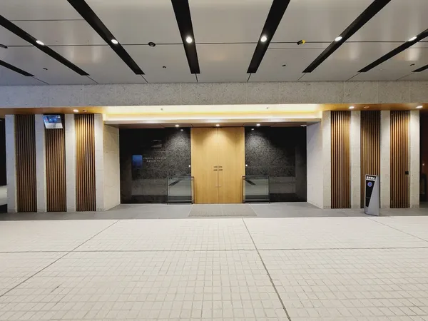 １F　コーチエントランス