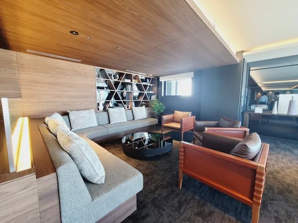 高級感のあるスカイラウンジ（32階）