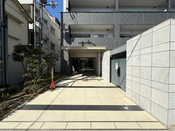 【エントランスアプローチ】