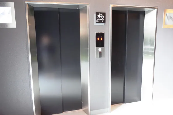 清潔感のあるエレベーターでございます。