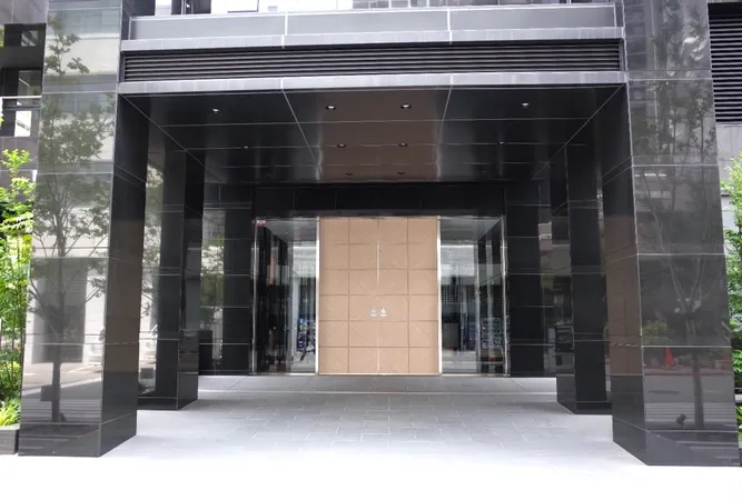 植栽が整えられ、開放感と落ち着きが感じられるエントランスでございます。