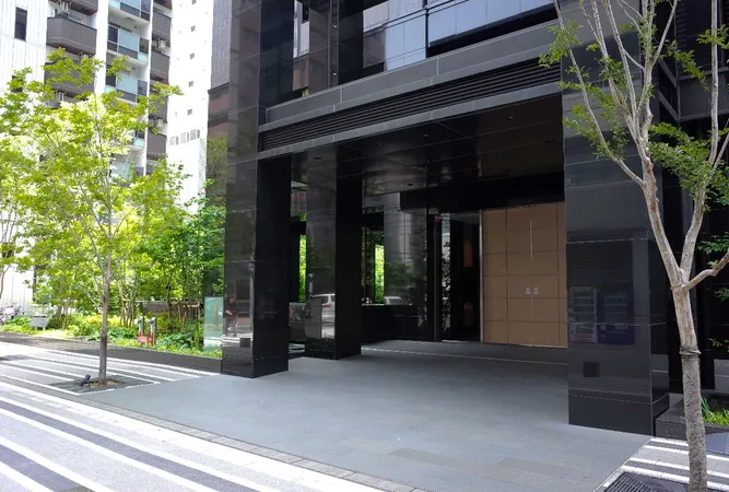 植栽が整えられ、開放感と落ち着きが感じられるエントランスでございます。