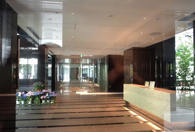 明るく開放的な空間に、コンシェルジュカウンターがございます。