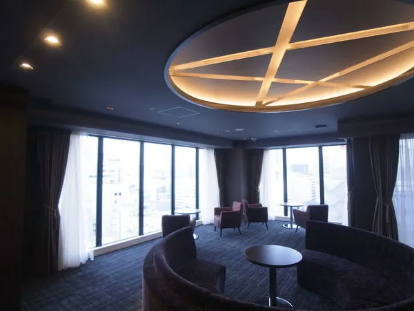 18階にスカイラウンジがございます(一部有償)。大きな窓から都市景観や夜景を一望でき、ゆったりとしたソファが配置されています。いつでも気軽に贅沢なひと時を味わえます。