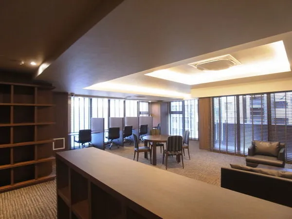 大きな窓から採光が取れるライブラリーラウンジ(一部有償)。書棚やデスク、ソファが配置され多用途に利用できます。お子様の学力向上にもご活用できます。