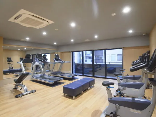 3階にフィットネスルームがございます(一部有償)。大きな窓から自然光が入り、各種トレーニング機器が配置されています。気軽に身近で鍛えられるので、続けやすいというメリットもございます。
