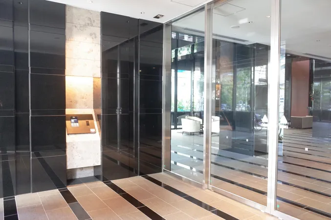 ガラス張りのエントランスは明るく開放的で、オートロック設備が設置されています。