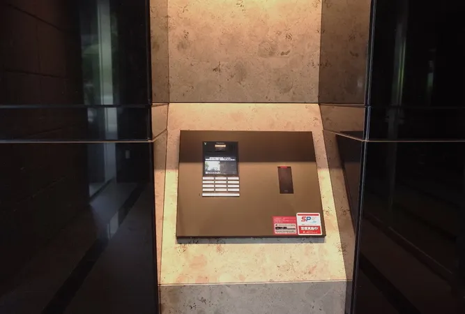 ガラス張りのエントランスは明るく開放的で、オートロック設備が設置されています。