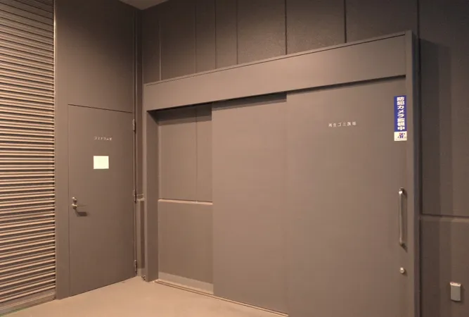 敷地内にゴミ置き場がございます。大型の扉で搬出入しやすく、防犯カメラも設置されています。