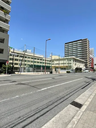 徒歩5分。
