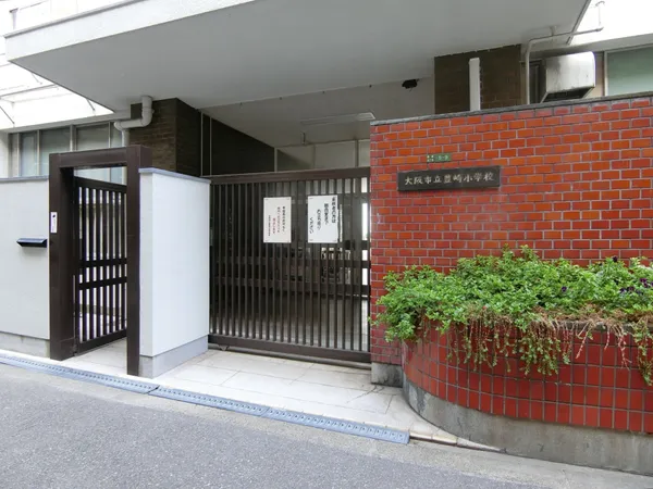 徒歩5分。