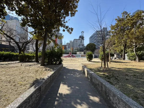 徒歩8分。