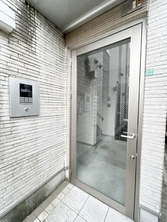 阪急宝塚線「三国」駅徒歩８分の立地でございます。