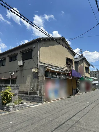 南側道路から西棟付近を撮影しております。