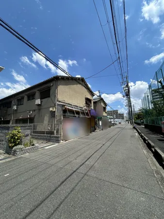 南側道路から西棟付近を撮影しております。