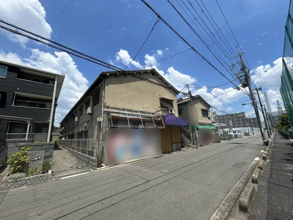 南側道路から西棟付近を撮影しております。