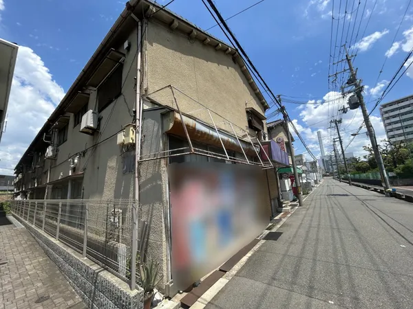 南側道路から西棟付近を撮影しております。