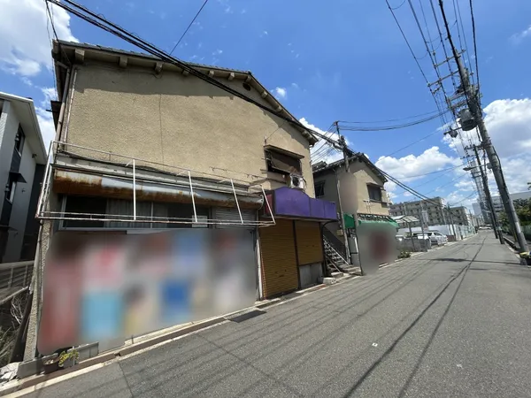 南側道路から西棟付近を撮影しております。