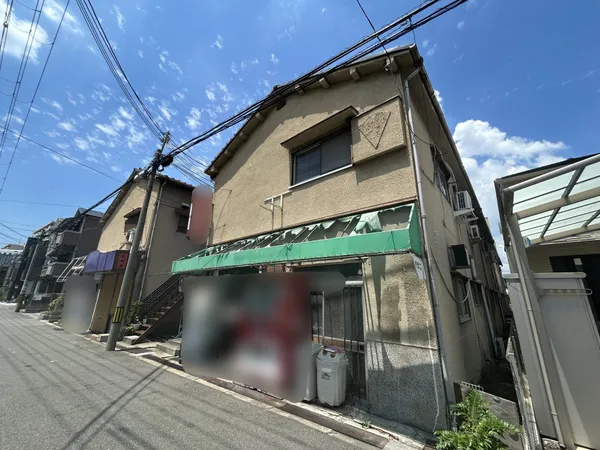 南側道路から東棟付近を撮影しております。