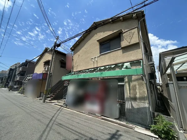 南側道路から東棟付近を撮影しております。