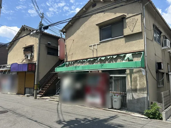 南側道路から東棟付近を撮影しております。