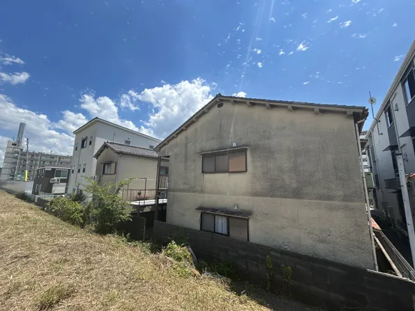 北側の川沿い土手から撮影しております。