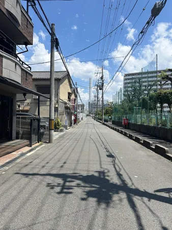 南側道路を含む外観写真です。