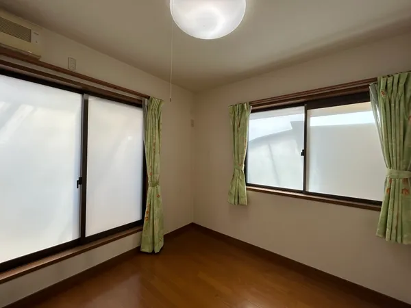 2階にある約4.5帖の洋室です。階段上がって右手にあるお部屋になります。南向きのバルコニーへの出入りが可能です。※写真中の家具・家電は売買価格に含まれません。