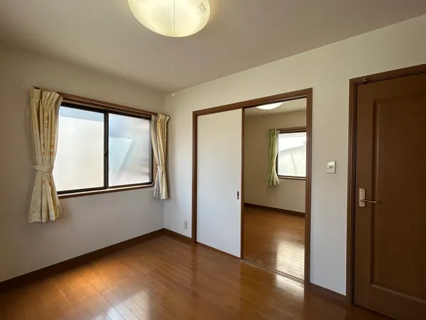 2階にある約6.0帖の洋室です。階段上がって正面にあるお部屋になります。※写真中の家具・家電は売買価格に含まれません。