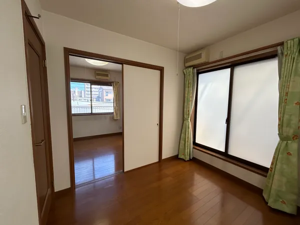 2階にある約4.5帖の洋室は隣接する約6.0帖のお部屋への直接の出入りが可能となっています。扉は引き戸のため、開ければ広いスペースとして利用できそうです。※写真中の家具・家電は売買価格に含まれません。