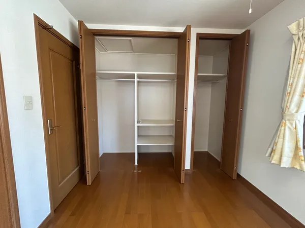 約6.0帖のお部屋にある収納スペースです。幅が広く収納力が高いクローゼットになります。お部屋を広く利用するのに役立ちそうです。※写真中の家具・家電は売買価格に含まれません。