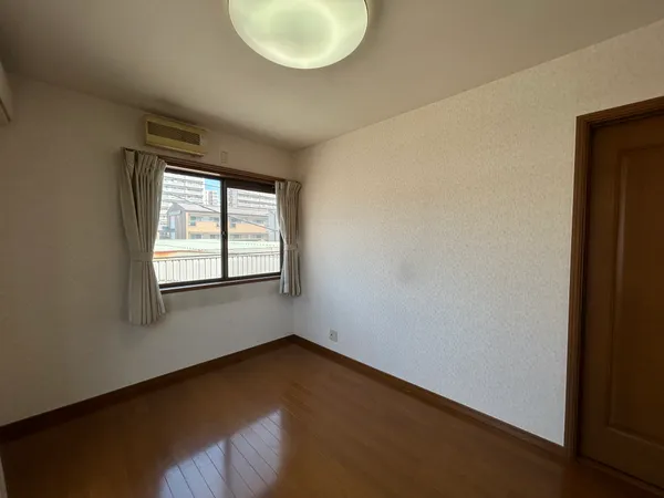 2階にある約6.0帖の洋室です。階段上がって左手にあるお部屋になります。※写真中の家具・家電は売買価格に含まれません。
