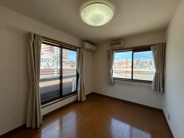 約6.0帖の洋室は北向きのバルコニーへの出入りが可能なお部屋となっています。※写真中の家具・家電は売買価格に含まれません。