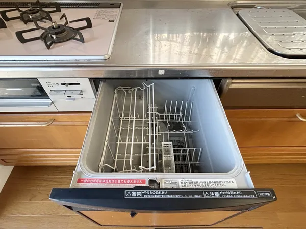 システムキッチンには食洗機が設置されています。家事の効率が高まりそうです。