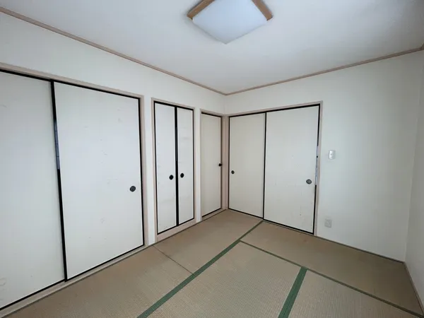 1階部分にある約6.0帖の和室です。LDKに隣接したお部屋となります。また、和室のお部屋は汎用性が高く、様々な使用方法がありそうです。※写真中の家具・家電は売買価格に含まれません。