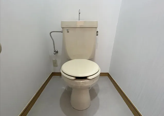 1階にあるトイレです。玄関から入って右手に曲がった場所にあります。