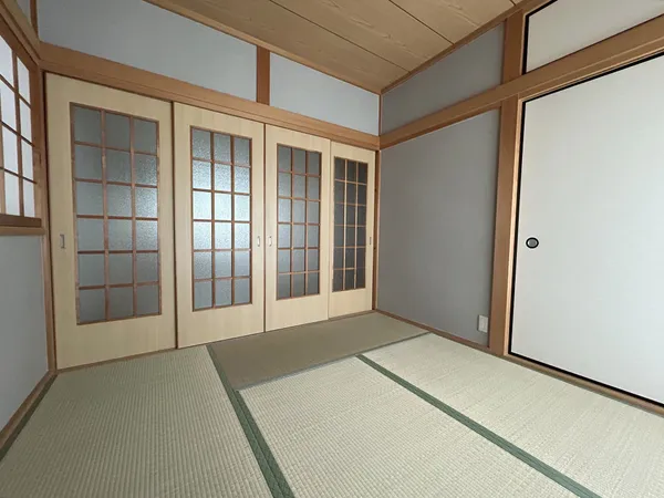 2階にある和室です。約5.2帖のこちらのお部屋はLDKと隣接したお部屋になります。扉は全て引き戸のため、開けて利用すればリビングを広々とした空間として利用することもできそうです。