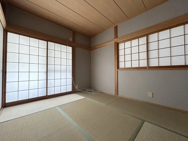 2階にある和室です。LDKに隣接したこちらの和室には東向きに大きな窓が設置されています。たくさんの光と外の空気を取り込むことが可能です。