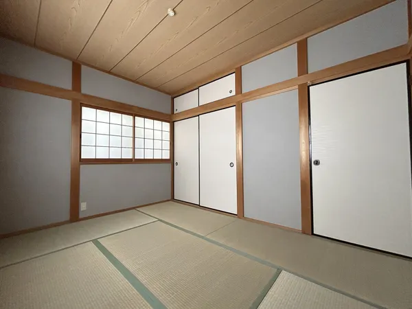 3階にある約6.0帖の和室です。階段上がって正面の扉を開けたところにあります。