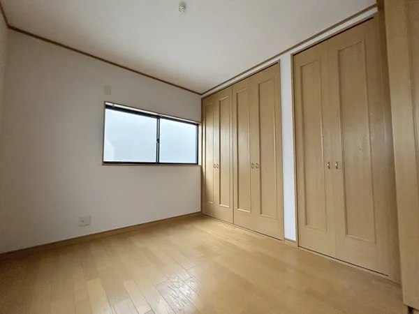 約4.5帖の洋室です。隣の約4.5帖の洋室を通って出入りが可能なお部屋になります。（西側）