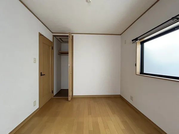 約4.5帖の洋室です。階段を上がって右側にあるお部屋になります。収納スペースが設けられており、お部屋を広く利用するのに役立ちそうです。（東側）