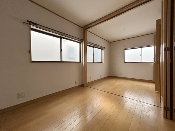 約4.5帖の洋室は折戸によって仕切られています。そのため、開けて利用すれば2つのお部屋を1つの空間として利用することができます。デッドスペースも開き戸より少なく、お部屋を広く活用できそうです。